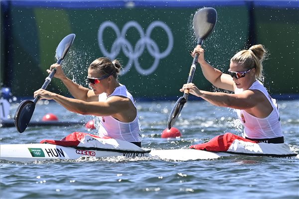 Bronze medalist of the Kozák, Bodonyi duo women's K-2 500 meters